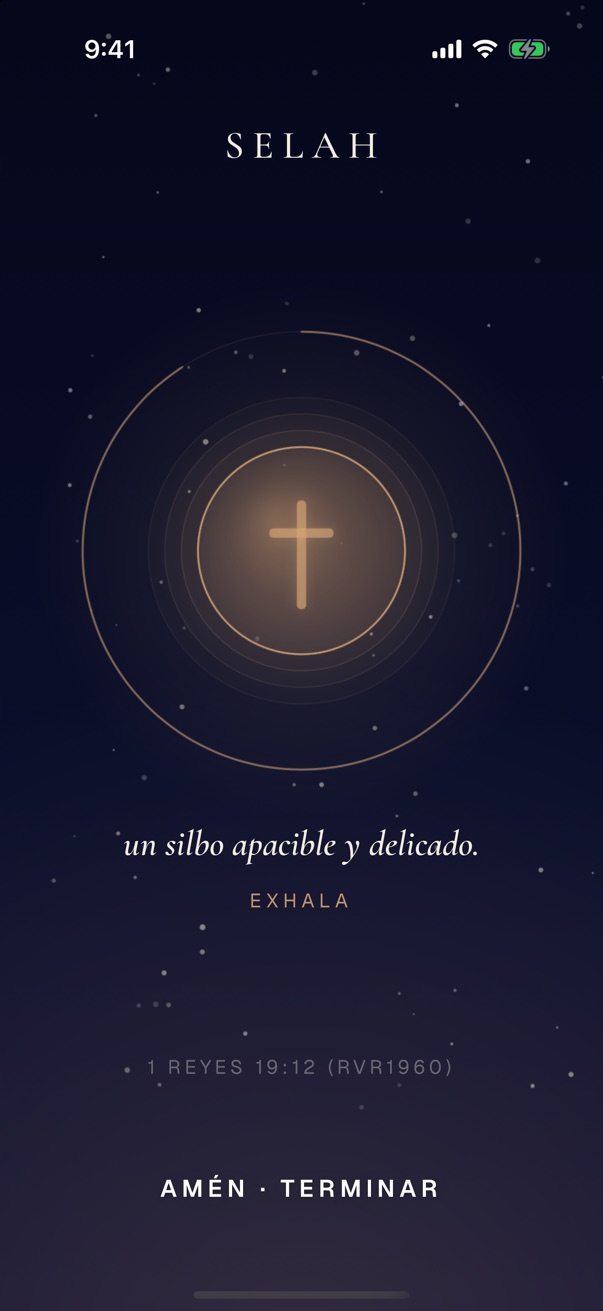La quietud de noche: una cruz dorada dentro de anillos, las palabras un silbo apacible y delicado, Exhala, 1 Reyes 19:12.